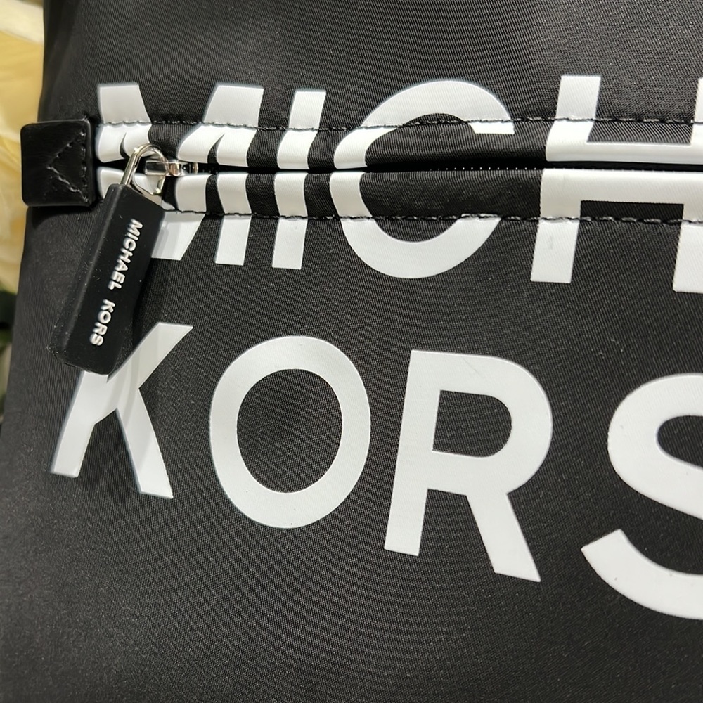 NWT MICHAEL KORS BLACK LARGE SPORTS WRISTLET/ CLUTCH - Picture 9 of 16